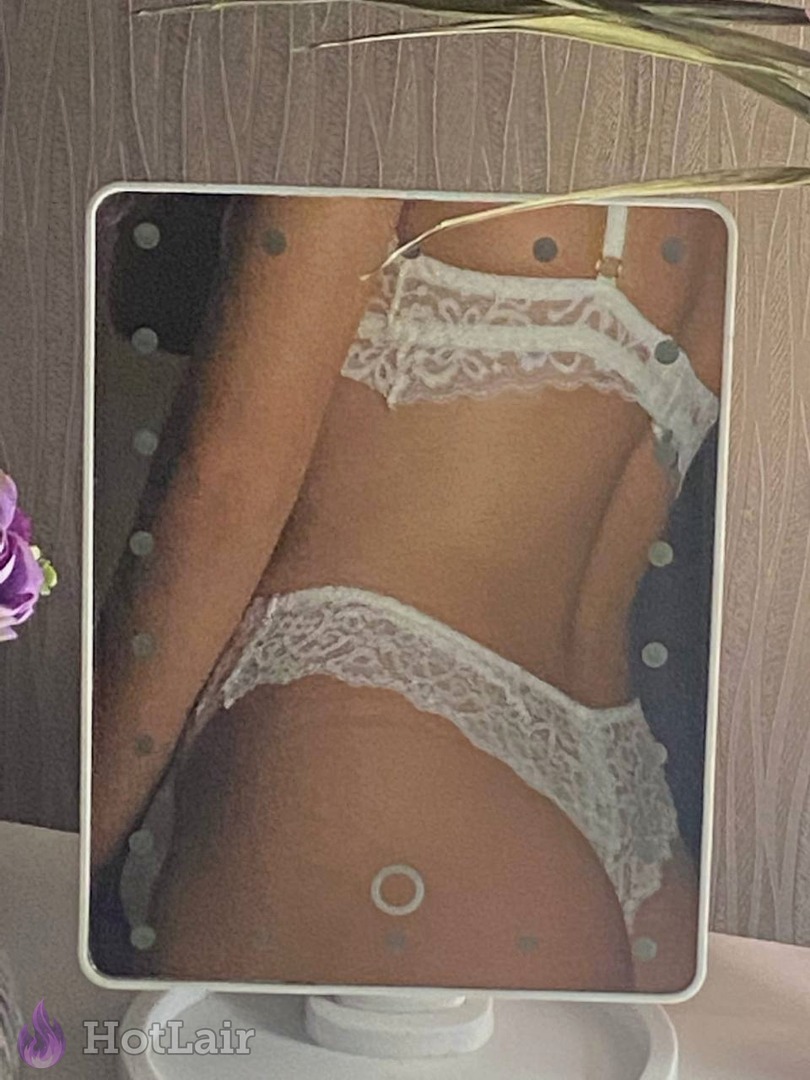 Reflet dans le miroir d’une femme en ensemble de lingerie blanche en dentelle de dos