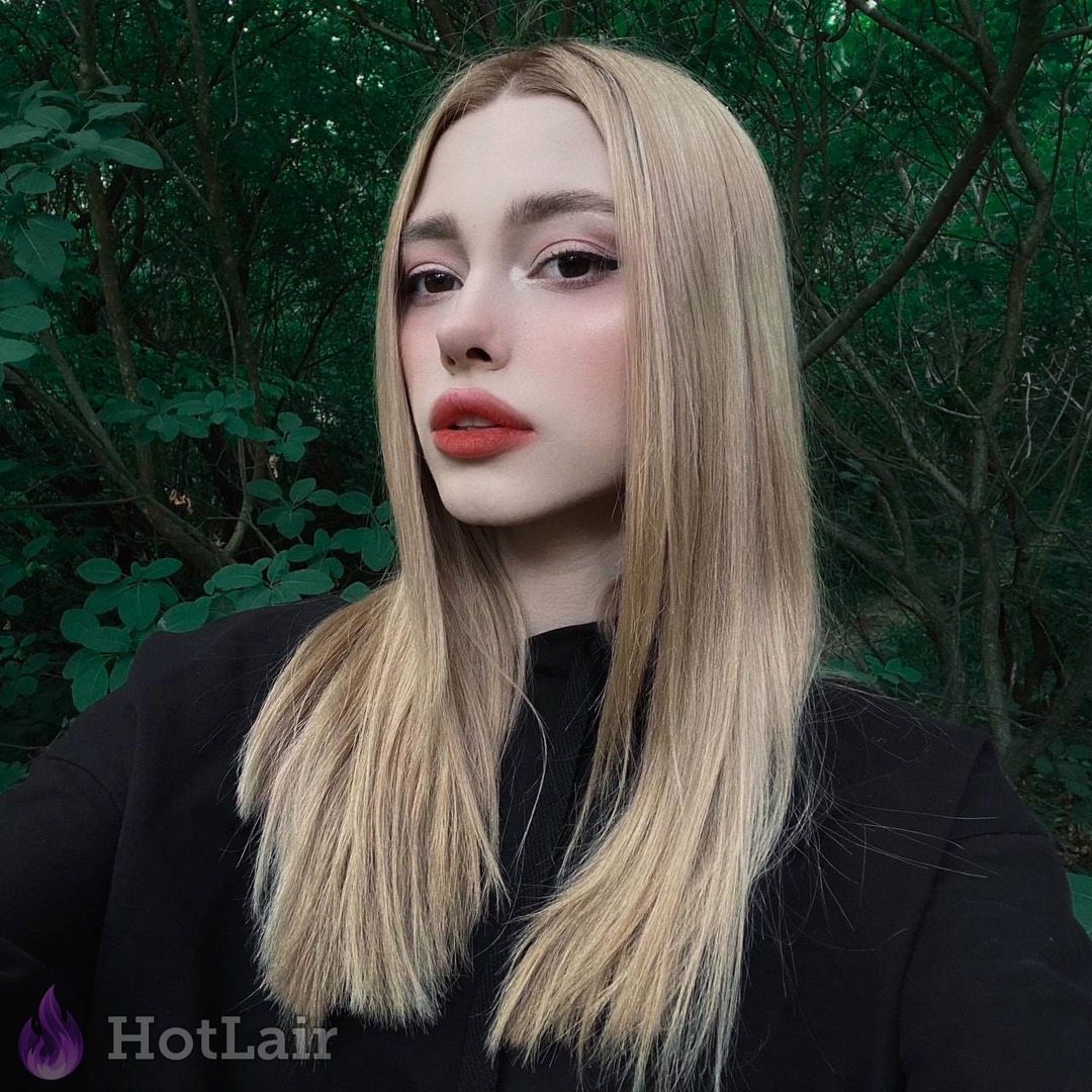 Retrato de rubia de cabello largo en bosque verde