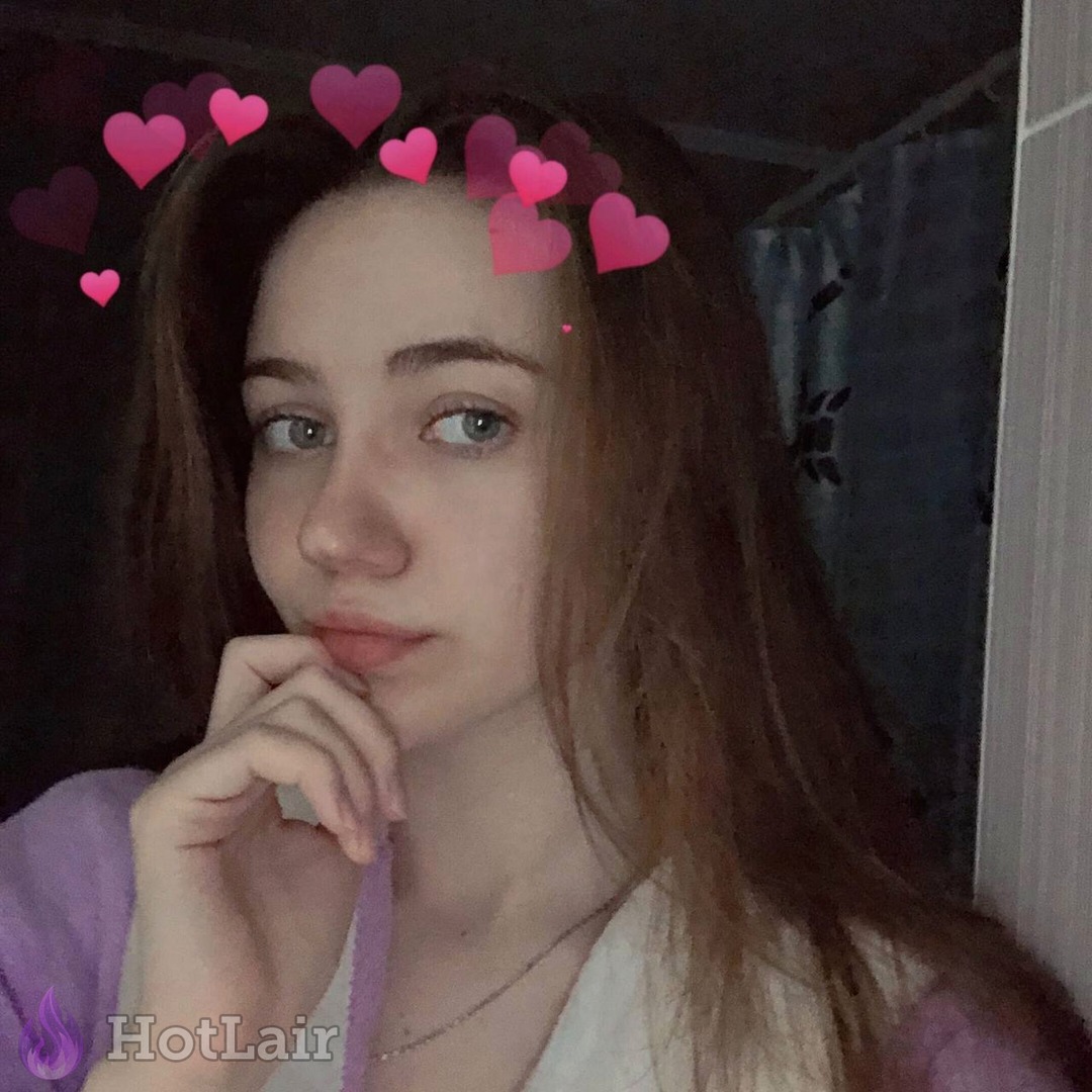 Primer plano de con cabello castaño largo y ojos azules, filtro de corazones rosados