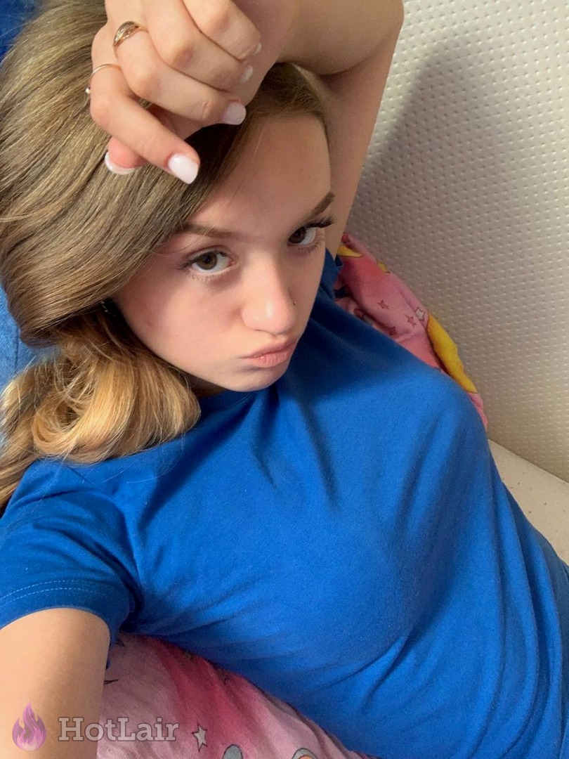 en camiseta azul haciéndose selfie primer plano con expresión de morritos