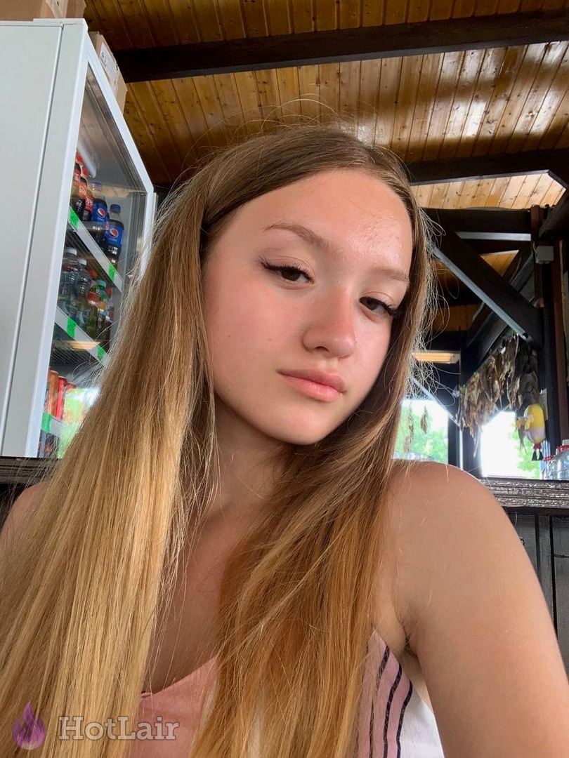 rubia de cabello largo haciéndose selfie primer plano en interior