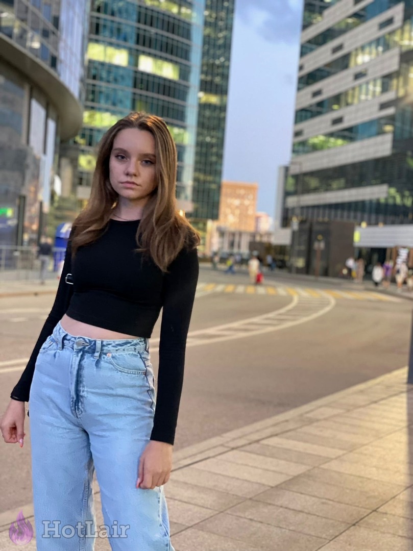 de cropped preto e jeans posando na rua da cidade
