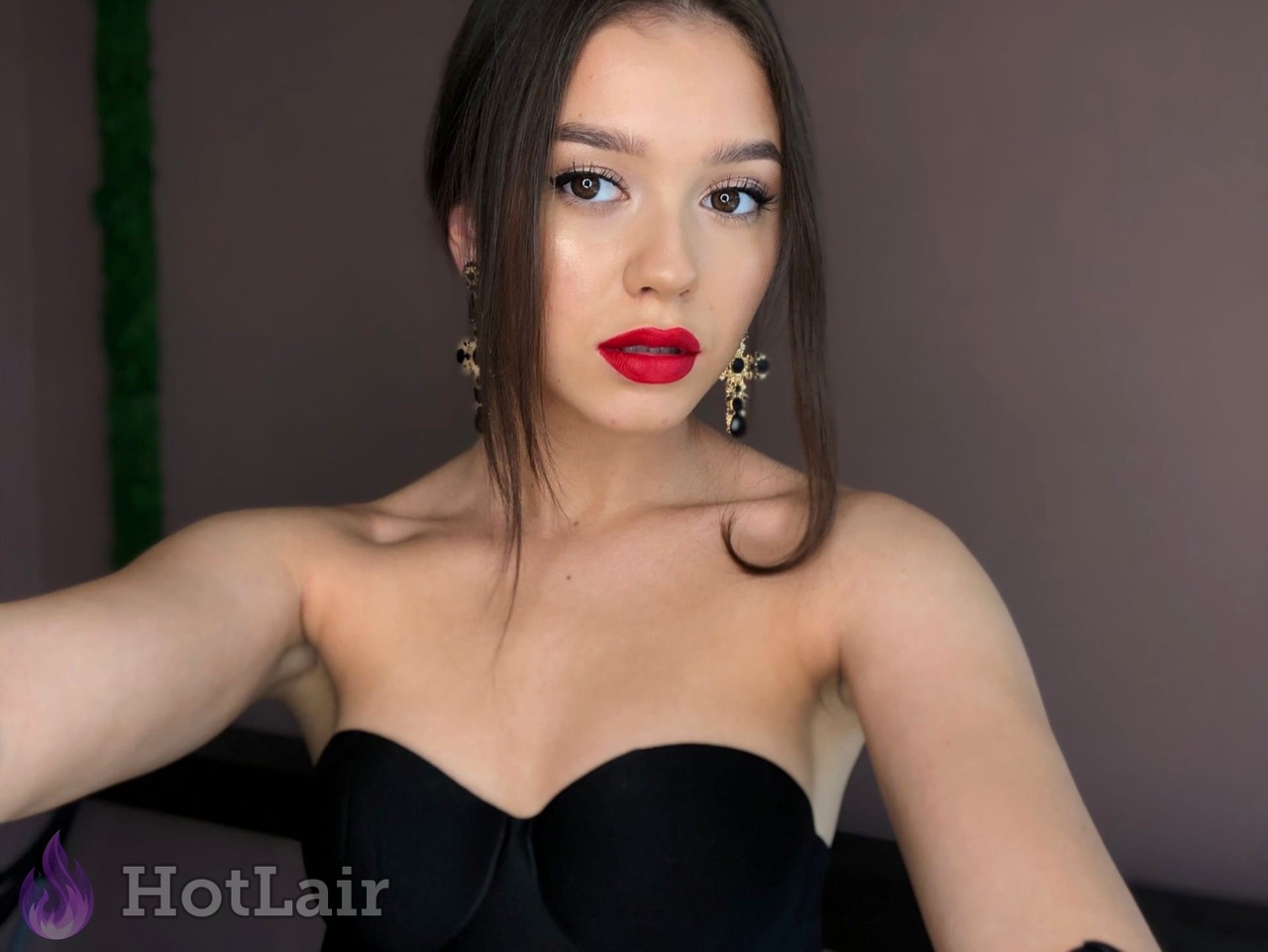 Superbe brune au rouge à lèvres rouge en top bustier noir, portrait rapproché
