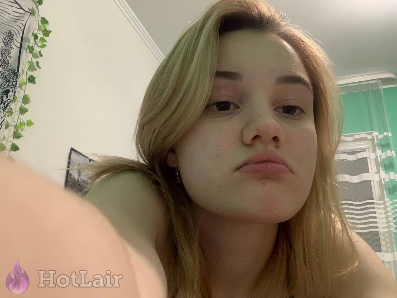 Primer plano de una rubia con expresión neutra