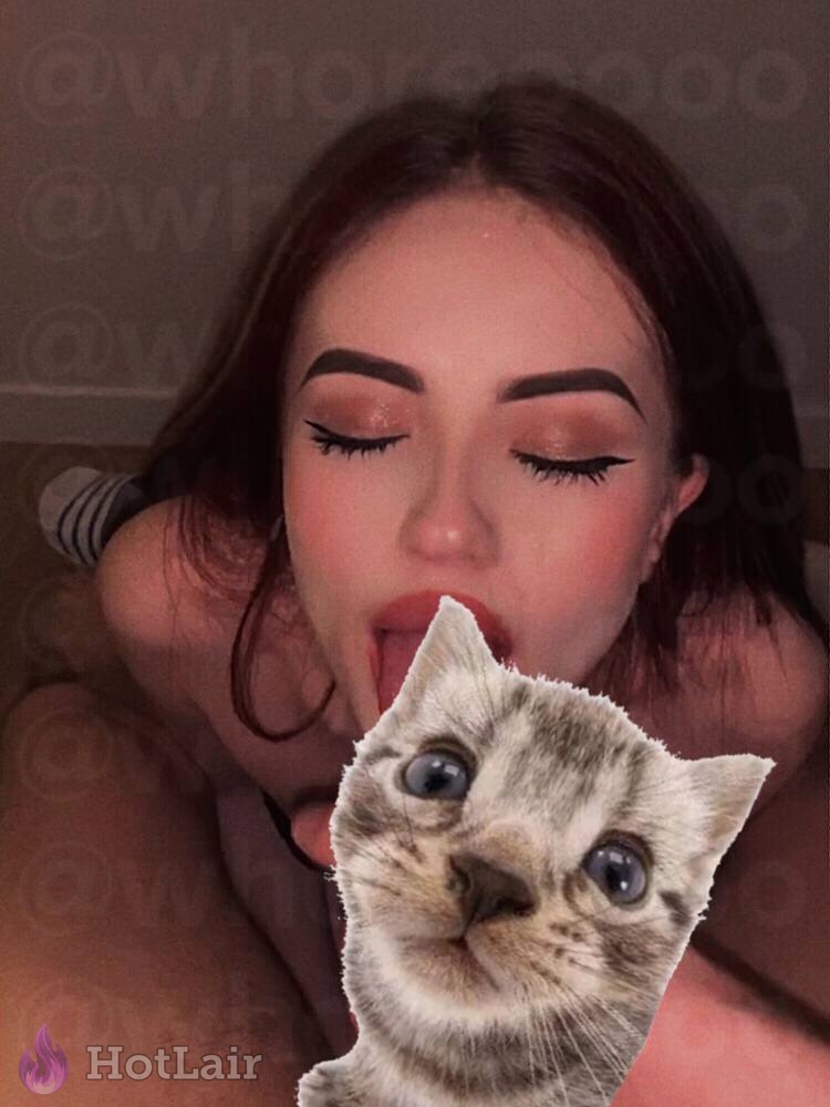 Mujer sacando la lengua con sticker de gato cubriendo la boca en primer plano