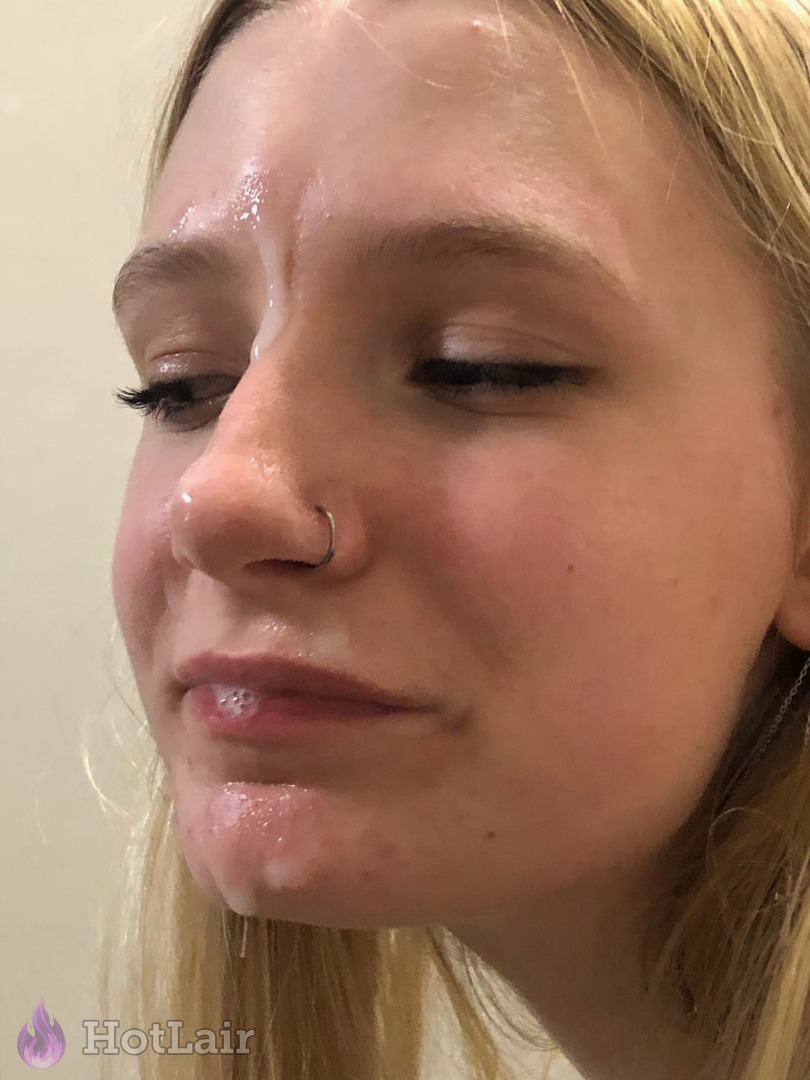 Primer plano de rostro sudoroso de rubia con piercing en la nariz y piel húmeda brillante