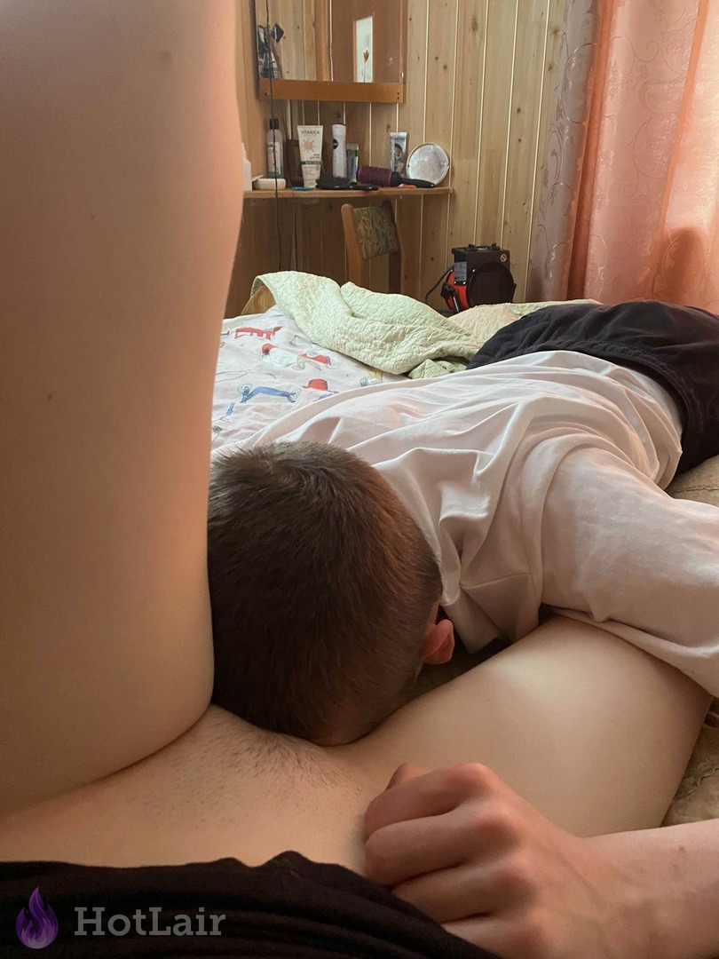 acostado boca abajo con la cabeza apoyada en la parte baja de la espalda y nalgas desnudas de una mujer