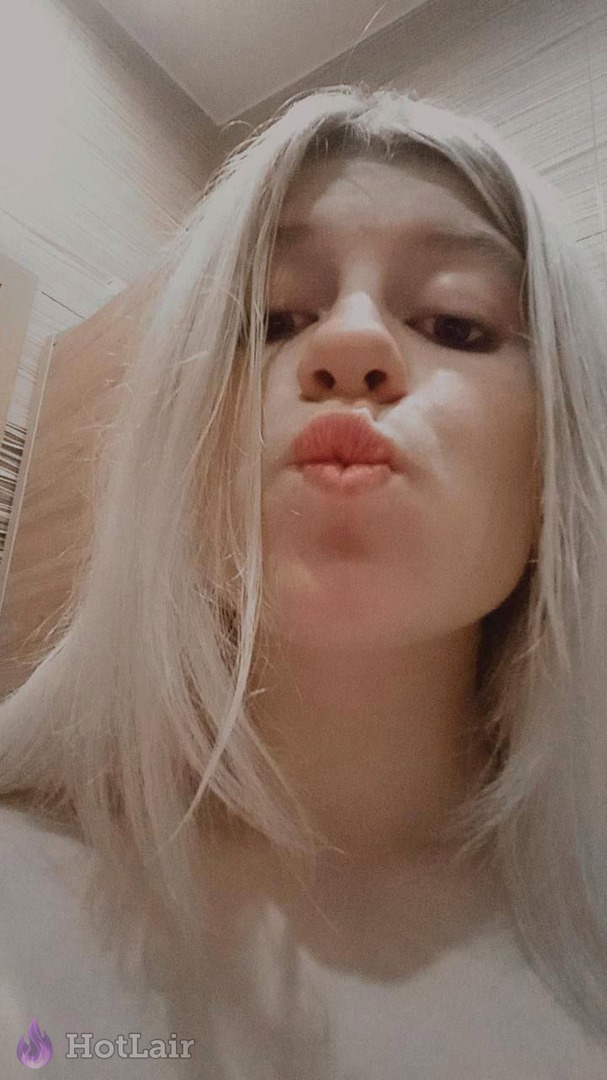 Selfie cercano de una rubia con labios fruncidos