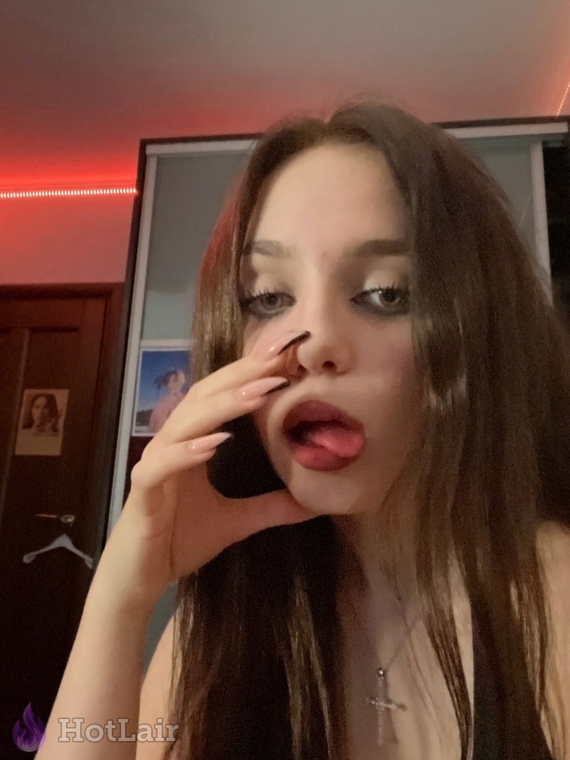 Primer plano de una morena sacando la lengua de forma juguetona