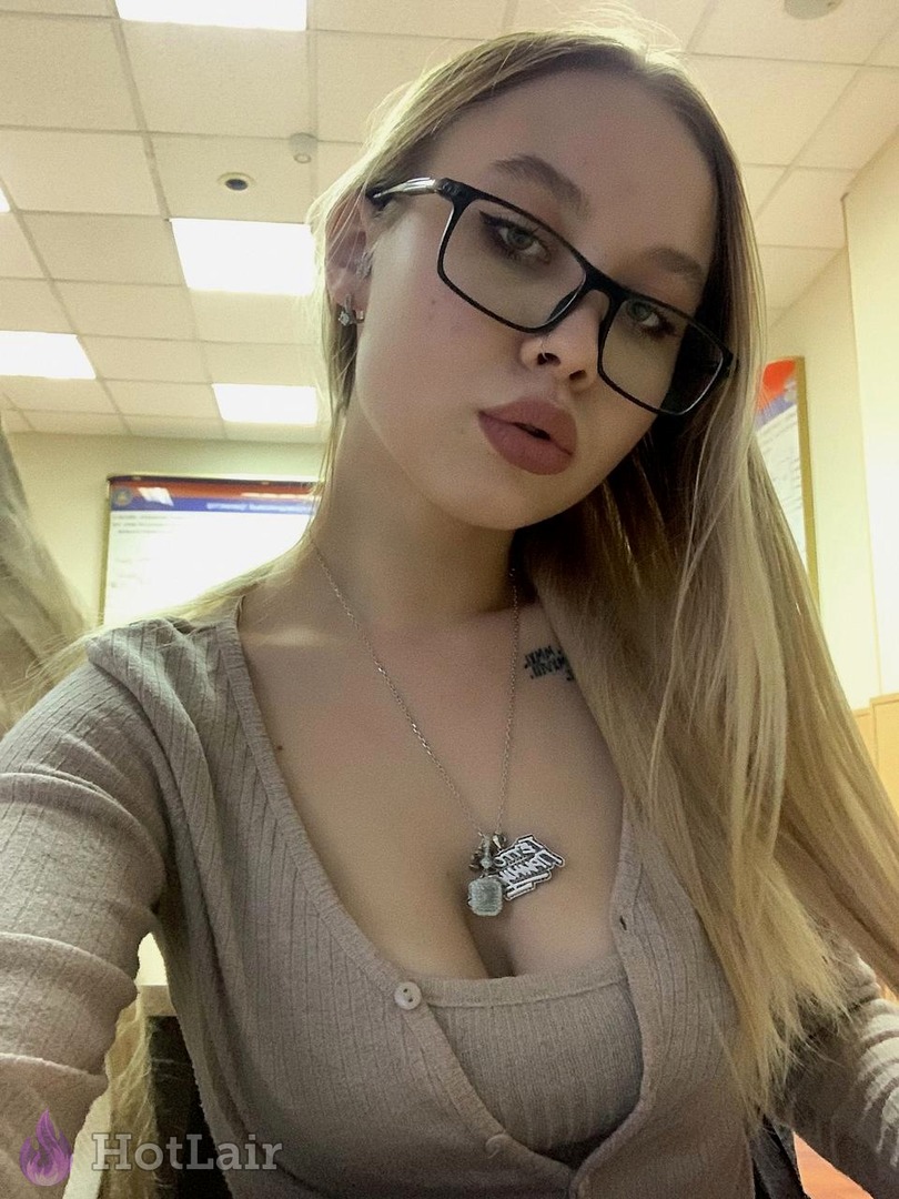 con gafas y largo cabello rubio haciéndose un primer plano selfie