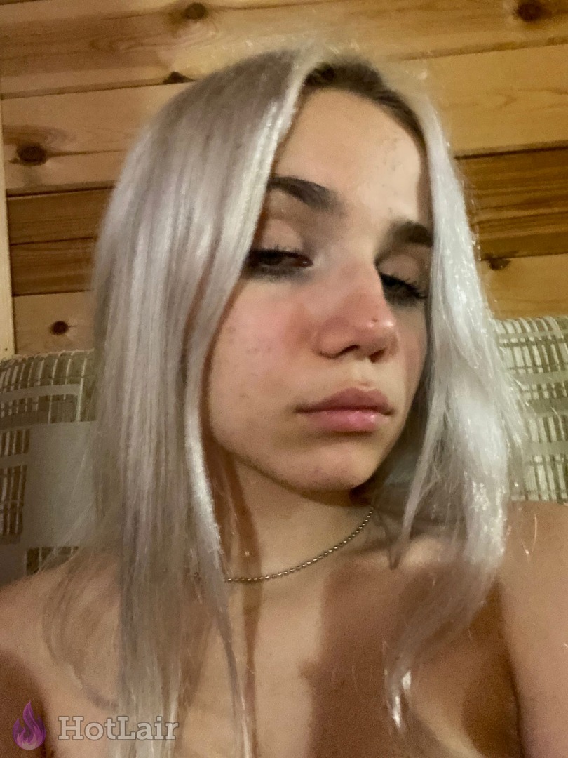 Primer plano de una topless rubia platino con collar de plata