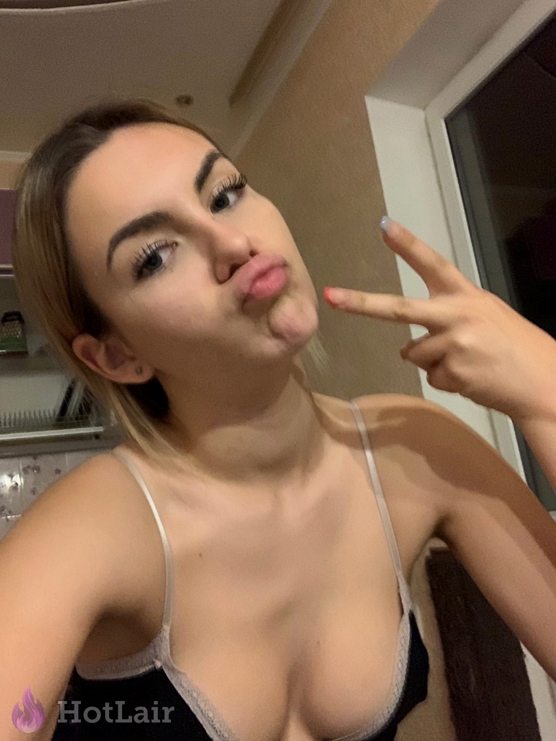 en top negro haciendo selfie con cara de pato y signo de la paz