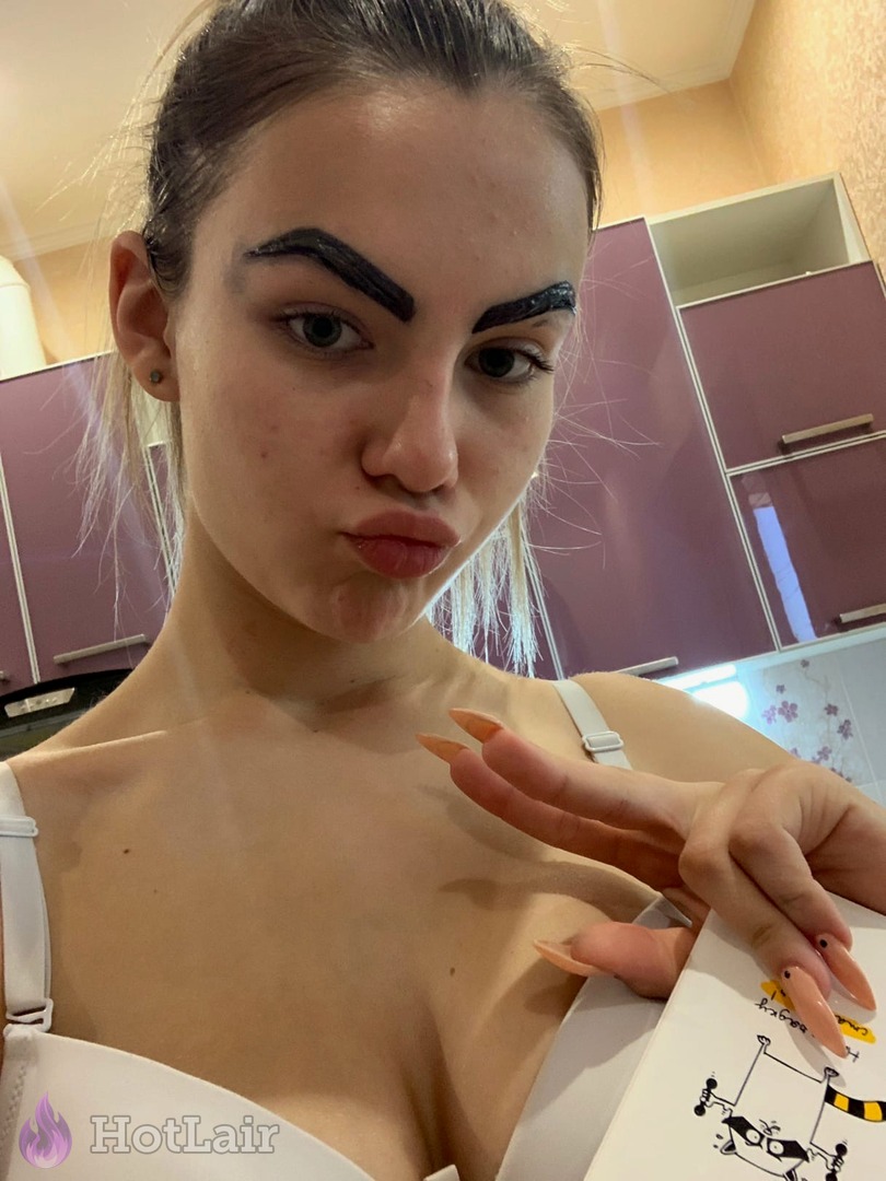 con cejas negras dramáticas haciendo cara de morritos en sujetador blanco