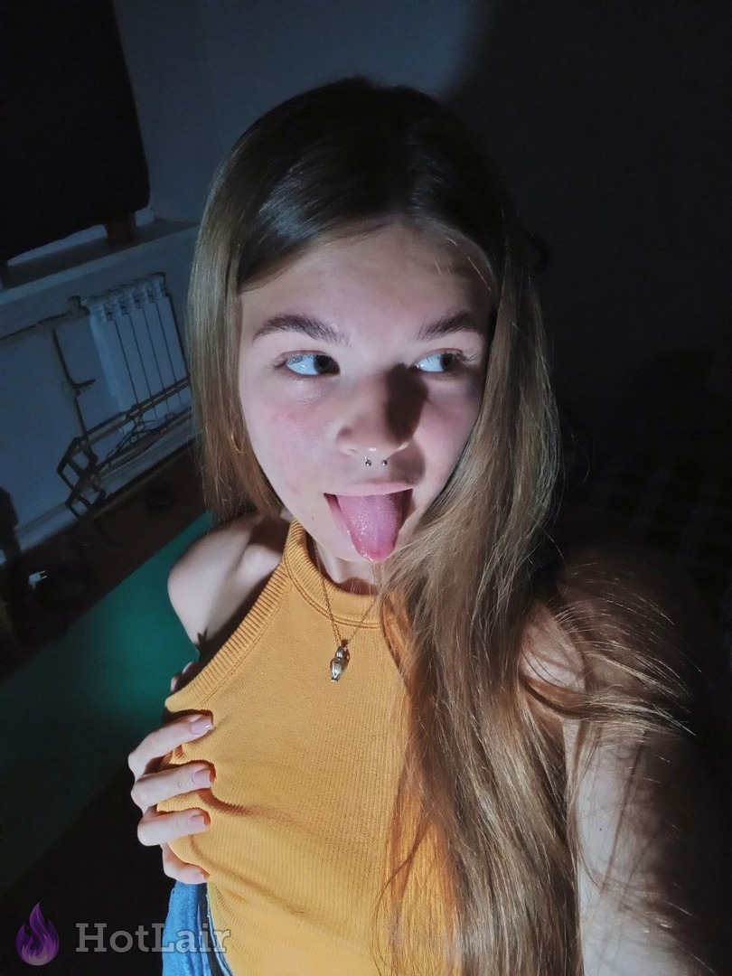en top amarillo sacando la lengua