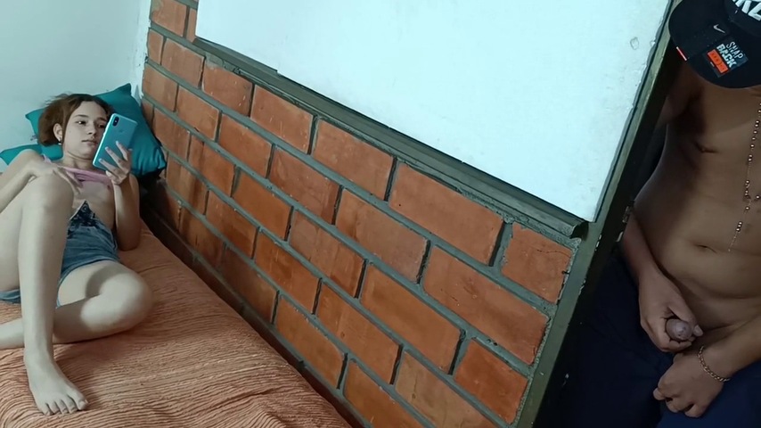 Onu mastürbasyon yaparken yakalıyor ve sıcak POV'a katılıyor: video önizlemesi
